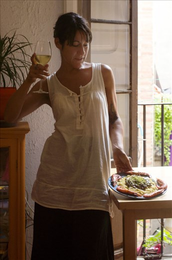 Italian or Spanish white wine is recommended. But as this is a melting pot cuisine, if you don't have it,  fresh fermented coconut wine will be also ok, depending on where you are in the world :-). It will fit well with the avocado!