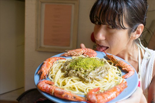 Food can open your mind! Before trying it, my traditionalist Italian mother feared the avocado with spaghetti, some conservative Indian friends had doubts about masala curry with pasta, some Mexican buddies claimed this is just macaroni with guacamole, and a couple of Persian friends where not sure about the use of pistachio beyond pastry (which Sicilians know well, instead). After tasting it, they all loved it. And asked one more serving. 