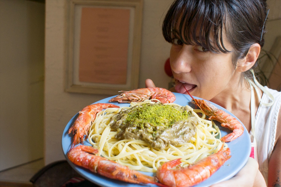 Food can open your mind! Before trying it, my traditionalist Italian mother feared the avocado with spaghetti, some conservative Indian friends had doubts about masala curry with pasta, some Mexican buddies claimed this is just macaroni with guacamole, and a couple of Persian friends where not sure about the use of pistachio beyond pastry (which Sicilians know well, instead). After tasting it, they all loved it. And asked one more serving. 