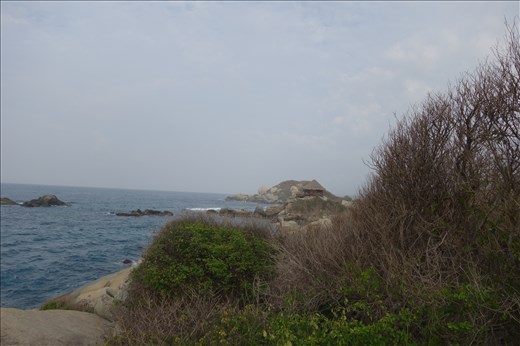 Die Küste, in der Hütte im Hintergrund habs Hängematten zum Schlafen!