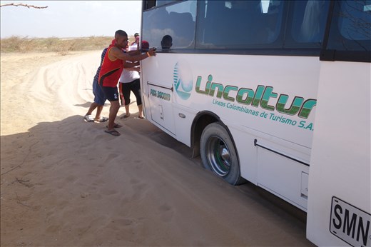 Natürlich blieb der Bus auch mal im Sand stecken! Alle Männer mussten schieben