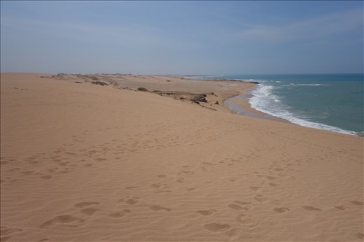 Schwimmen gehen in der Wüste, von der Düne direkt ins Meer!