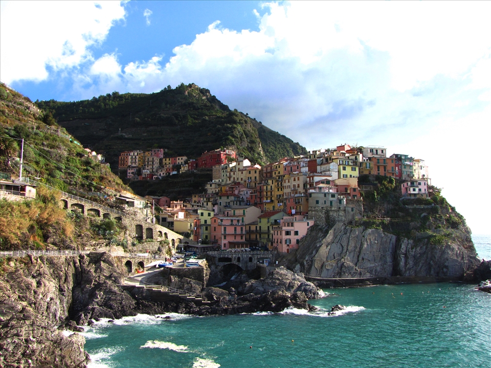 Colourful Cinque Terre coastline. Vernazza, Italy