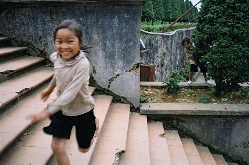 While their mother works in the public square they play hide and seek