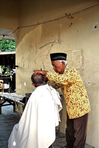GAWOK MARKET BARBERSHOP - located in the shade of entrance gate, with the breeze of wind passes by... probably it is more comfortable and relax this way.
