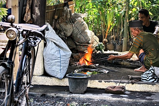 competing with big factories, BLACKSMITH @ GAWOK MARKET - full concentration in delivering top metal sharpness, using ancient techniques that never fail to satisfy his passion of quality...