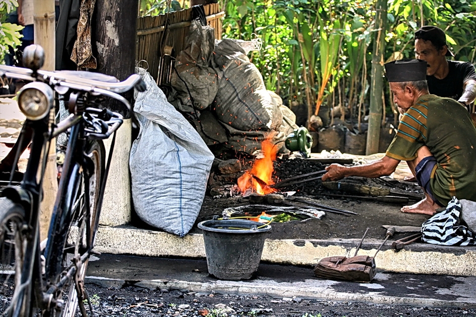 competing with big factories, BLACKSMITH @ GAWOK MARKET - full concentration in delivering top metal sharpness, using ancient techniques that never fail to satisfy his passion of quality...