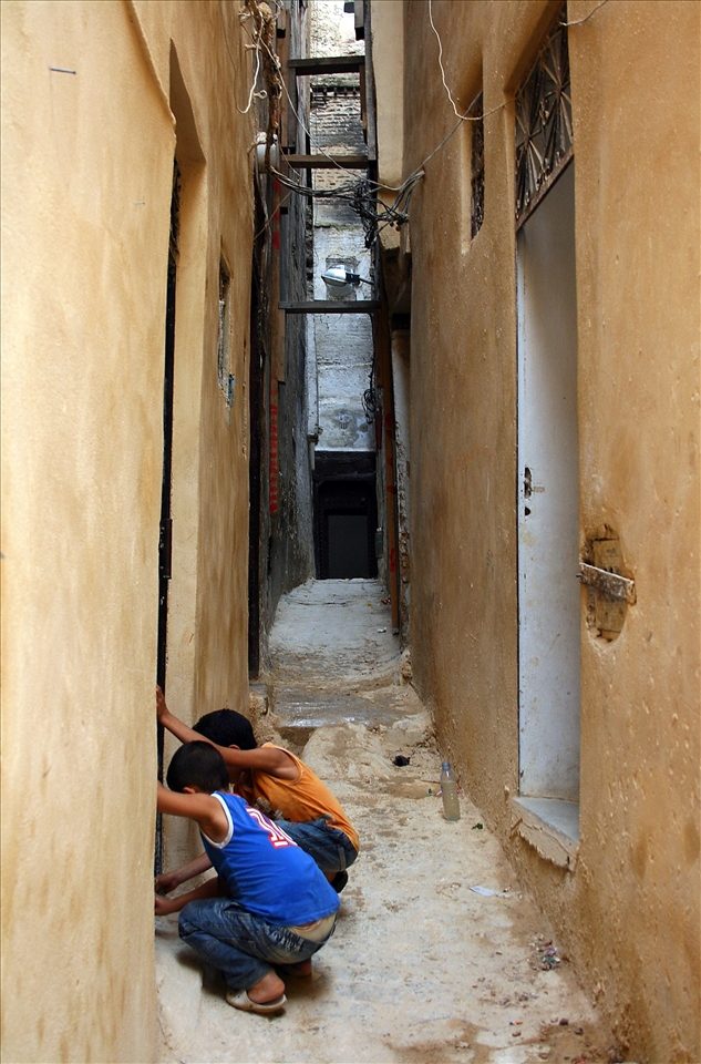 Out of waste, those two boys created joy in the alleys of Medina. I did get lost in the alleys and sometimes I got scared, when it became dark and quiet, but when I came across those children, I felt very peaceful inside of me. It calmed me down and watching them playing, without a clue of the rules, gave me a great impression of the Lifestyle the families living there. So many different looking Doors, windows, walls and hundreds of different smells, seem to make a fairy tale happen. Each alley seemed to tell a unique story.