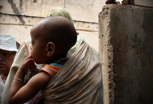 I followed a stranger, a mother and her child, chasing through the alleys of love. With distance, I observed how the woman hit a door buckle in a melody as if it was a secret knock, to assure the person on the other side, that it is her who just arrived. As I waited with the mother, the door opened and three kids and two older women stepped out and greeted her and the baby with kisses and hugs. The sense of warmth and love raised and then they all disappeared behind that black metal door. All the sudden it was quiet again….