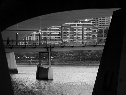 Back from work crossing the Brisbane River, Brisbane City, January 2013.
The City is were everything happens; it is easy to move around here thanks to pedestrian bridges and bikeways, which follow the on peak - off peak rhythms of the city. Every here and there some reconstruction work is carried out: a little reminder of the 2011 floods.