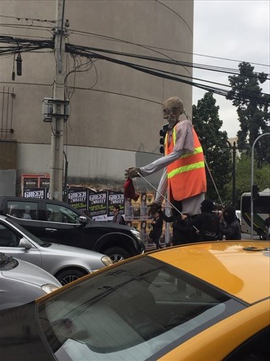 Santiago is a funny city. We saw this strange giant puppet in the middle of the street. The performers then asked the drivers for money.