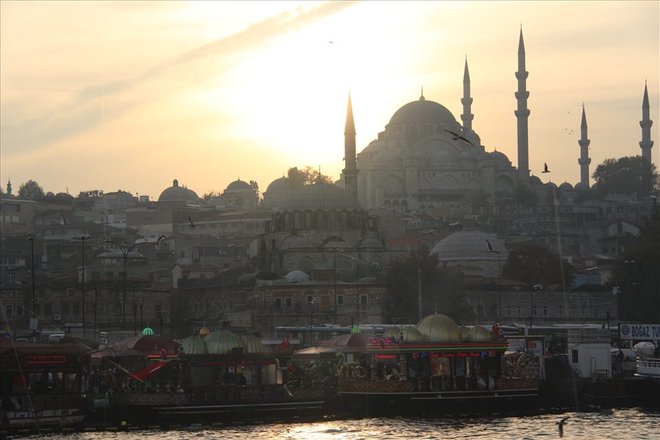 Imposing mosques+ Bosphorus + sunset + soaring birds = Istanbul