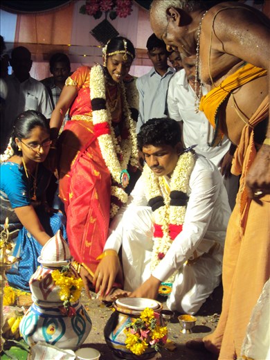 Lo sposo infila le fedi a ciascun secondo dito dei piedi della sposa