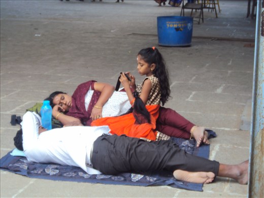 Riposo al tempio - giocando al cellulare