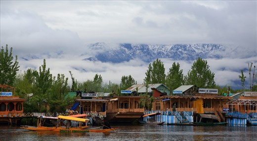 Kashmir ... the land of conflict. But the other side has very beautiful natural resources are hidden. One of them is the Dal Lake, a large freshwater lake in the center of the capital in Srinagar city. Many boat houses are opened for tourist. 