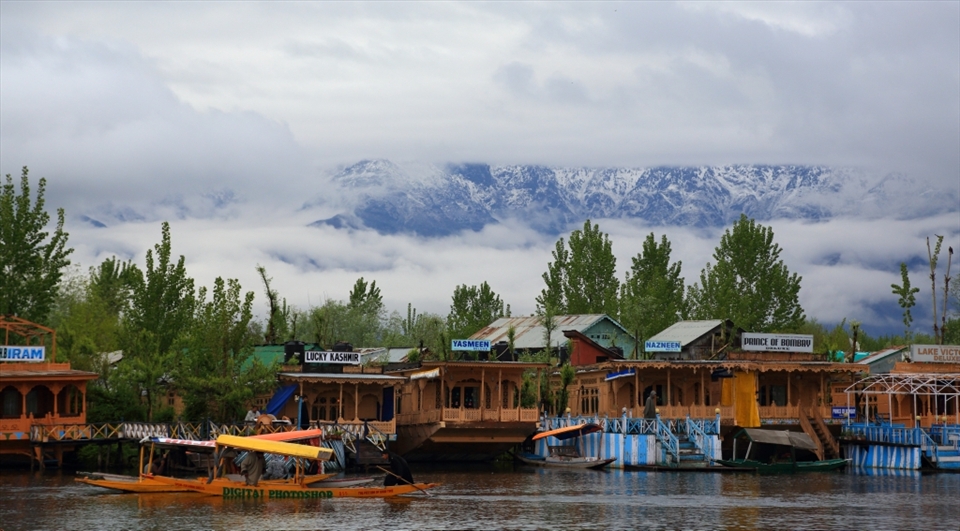 Kashmir ... the land of conflict. But the other side has very beautiful natural resources are hidden. One of them is the Dal Lake, a large freshwater lake in the center of the capital in Srinagar city. Many boat houses are opened for tourist. 