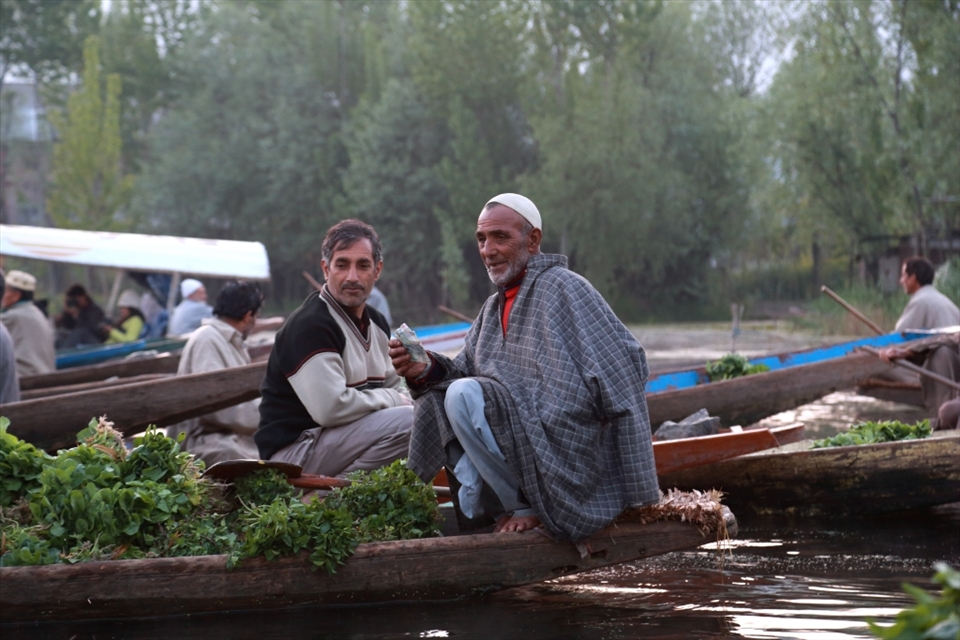 Every morning the man will serve fresh vegetables which planted in the lake to the floating market and exchange goods.