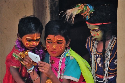 LITTLE KIDS ARE ENJOYING THEMSELVES BEFORE STARTING A DAY