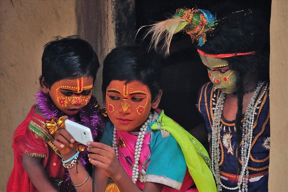 LITTLE KIDS ARE ENJOYING THEMSELVES BEFORE STARTING A DAY