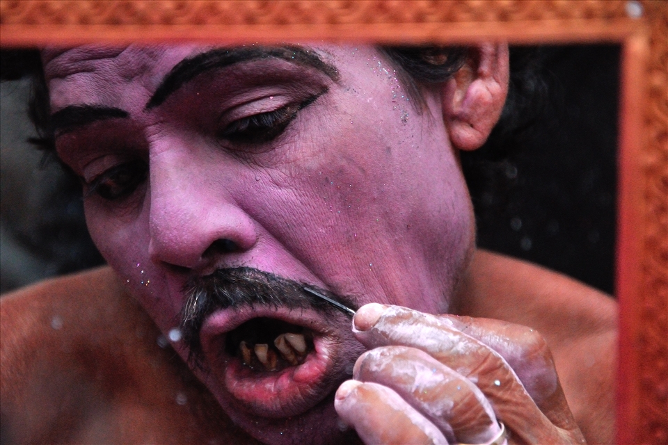 THE MAN TAKING MAKE UP FOR BEGGING IN A LOCAL TRAIN
