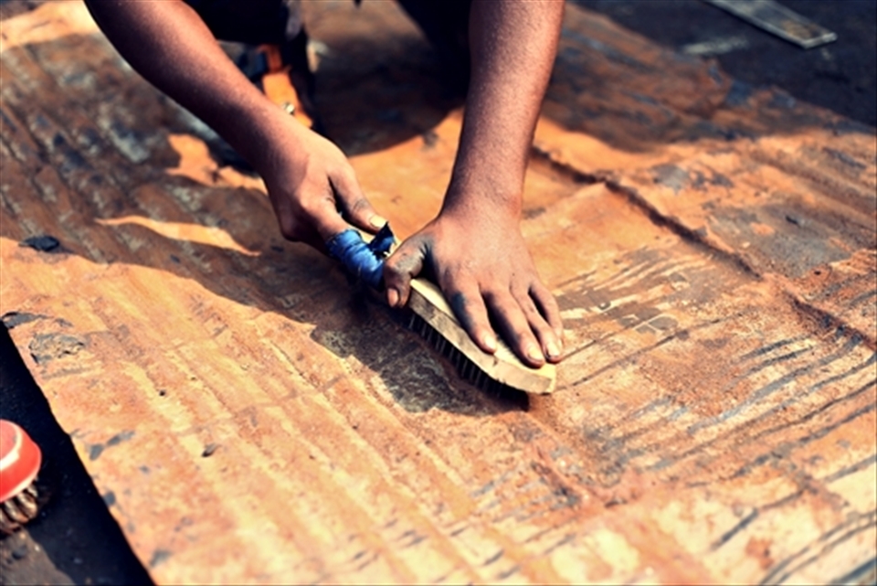 Even with wounds the workers in Dholaikhal sincerely cleans the old metal