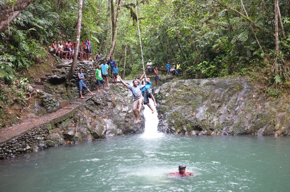 Jumping at the Blue Hole, Girls are watching