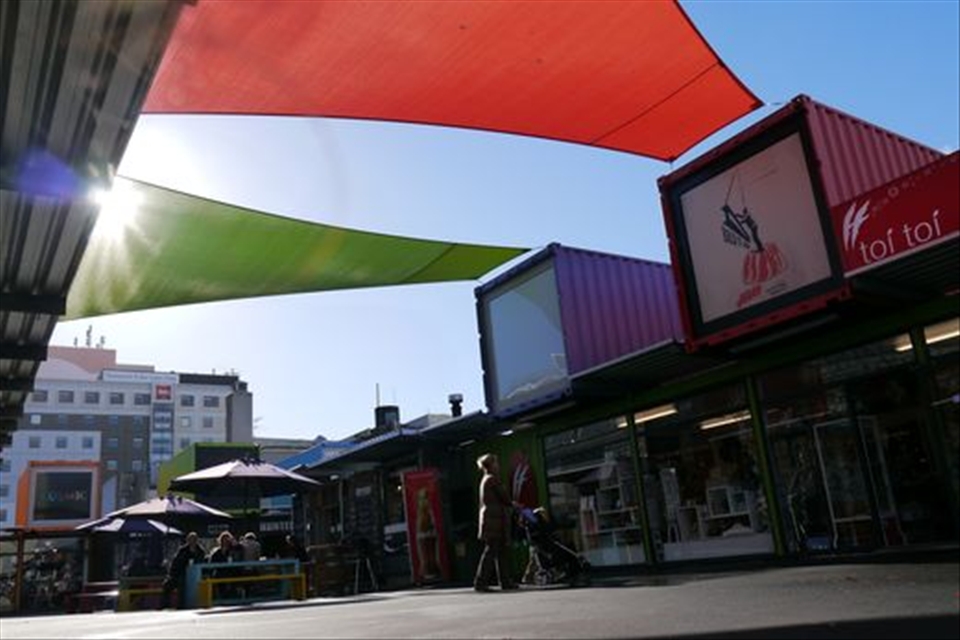 It's hard to imagine how life can go on in a city that was hit so heavily, but Christchurch fights back – the “Re:Start” project in the “Red Zone” and former downtown area gives shop owners the possibility to reopen their businesses – rebuilding the center will take at least another 10 to 20 years. New hope for Christchurch. 