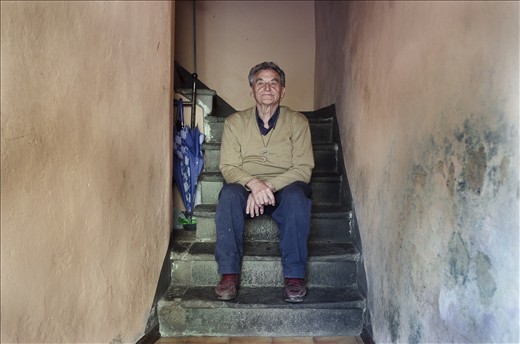 Anacleto is 83 years old, lives in Gallicano and he practices healing since he was 50.In order to cure herpes zoster and evil eye he uses a crucifix case ended up in his hands while working as a shoemaker.