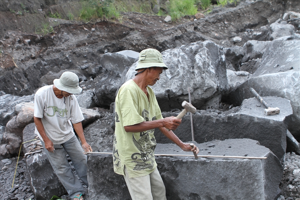 The Old Rock Miners in Merapi