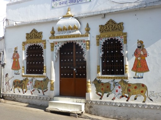 Some of the buildings are nicely decorated in Udaipur.
