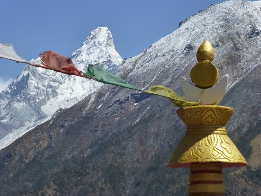 Ama Dablam mountain (6814m) in the background.