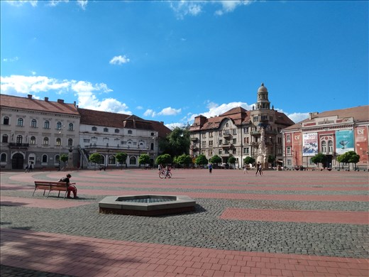 Piata Libertatii links Piata Victoriei with Piata Unirii.