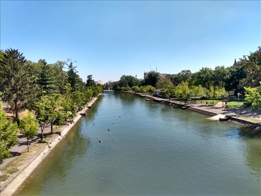 The canal has walking and cycling paths on both sides and there are many parks, cafes and bars on the route.