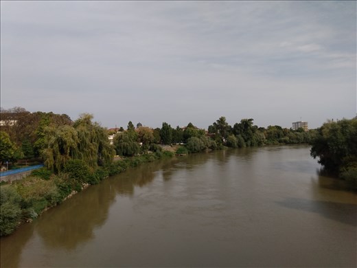 River Mures flows through Arad.