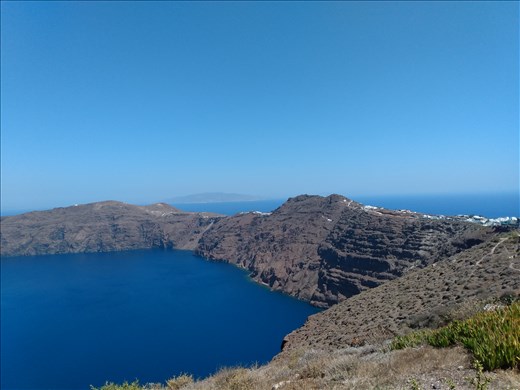 The coastal path to Oia.