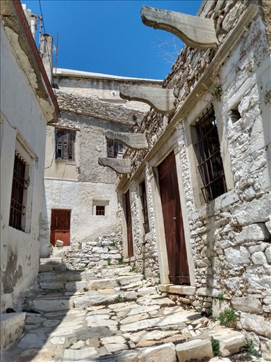 The winding streets of Aperianthos.