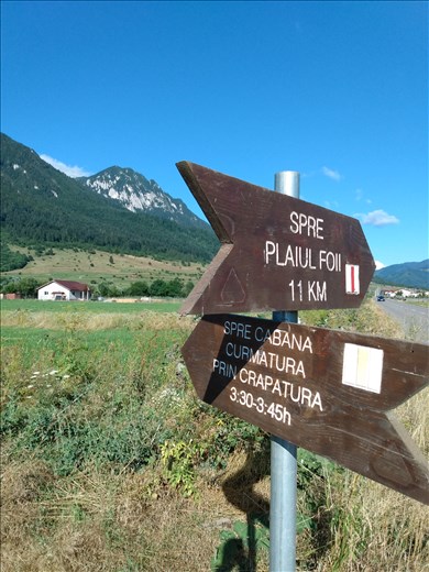 Setting off on the trail to Curmatura Cabana from Zarnesti.