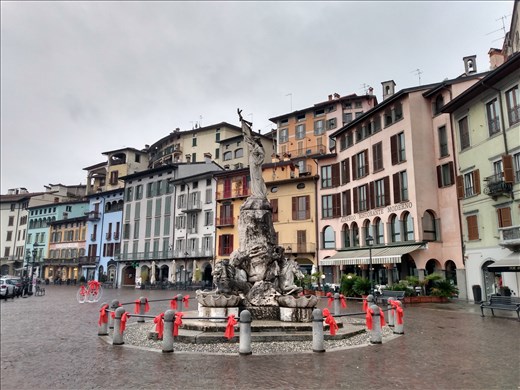The waterfront is very pleasant in Lovere even in the rain.