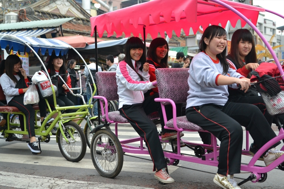 This photo shows a typical free time activity possibly carried by the students in Taiwan. As bikes are present in all around Taiwan, Taiwanese students or even tourists loves to rent bikes to move around or explore places in Taiwan.