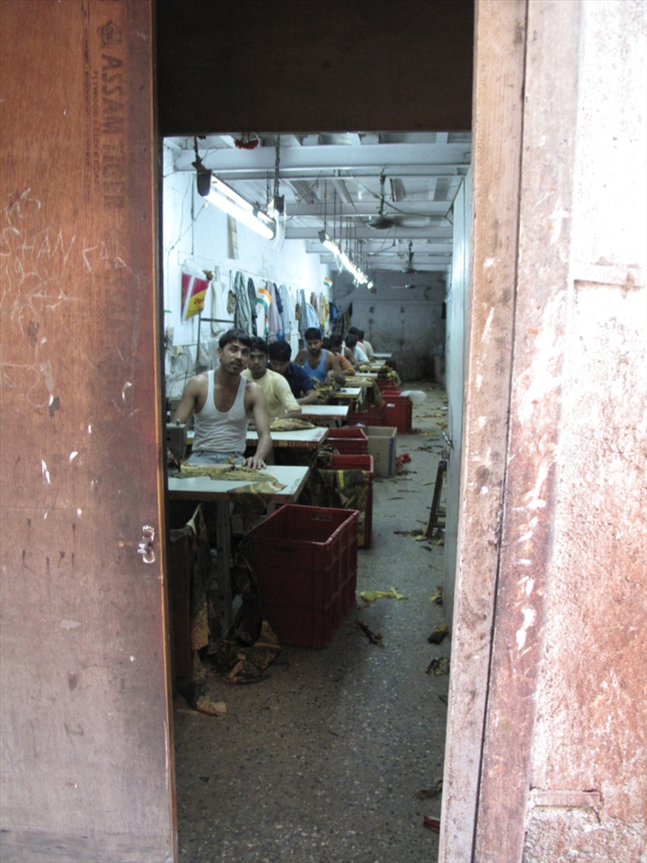 The slum is divided into two sectors, the residential and productive areas: textile and recycling are two of the main activities held here. Space is limited and over-exploited and
workers have to share narrow and dark spaces. The slum are so crowded that there is no place for windows and natural light. 
