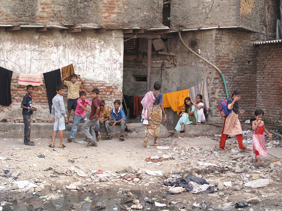 Despite it looks more like a landfill than a square, scenes of normal life are appearing when there is an opening of space and light. Kids are gathering to play while girls comb each other's air.