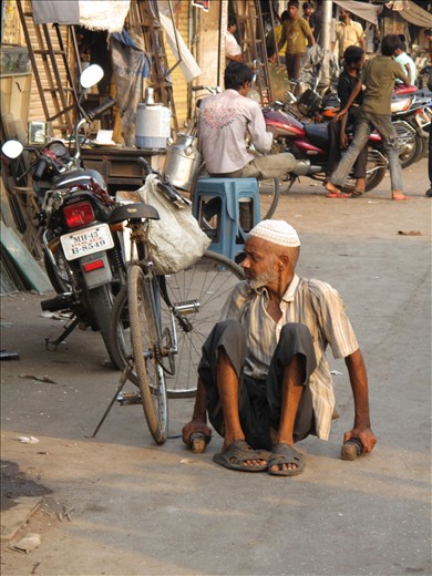 In a place where daily meals are the main worry, even crutches can be a luxury. In such a situation it would be easy to give up, but thanks to his strong will this man is able to move crawling in the asphalt.