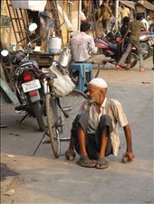 In a place where daily meals are the main worry, even crutches can be a luxury. In such a situation it would be easy to give up, but thanks to his strong will this man is able to move crawling in the asphalt.: by storytraveller, Views[621]