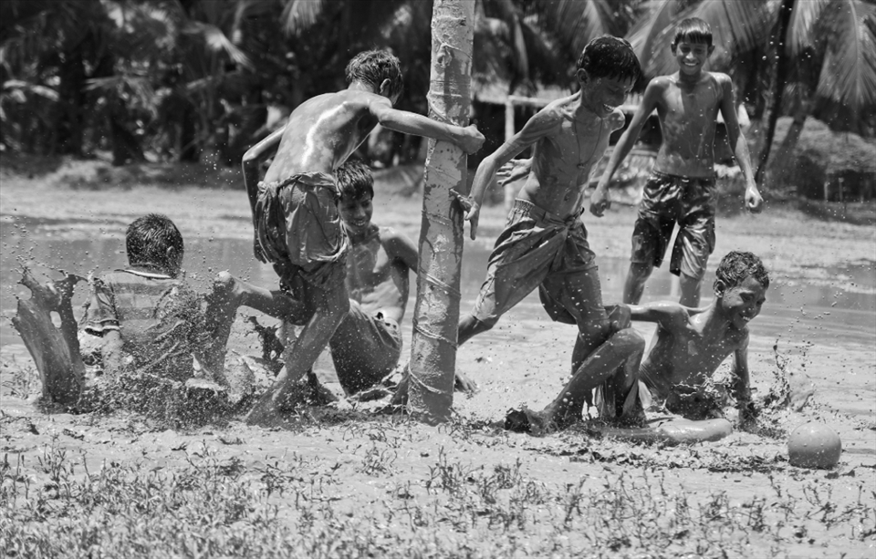 Sujoy and his gang are having a ball (literally!) at the local ground. An intense game of football is underway on the swampy fields of the village under the blazing sun. It rained heavily just a few hours back and now the sun is shining in its full glory. This fickle weather is ironically very symbolic of the winds of change that Huchukpara is witnessing of late. 