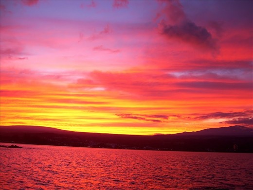 This was the very first time I have see Hilo with a bright and colorful sunset like Kona. I was walking at Liliuokalani park around 5pm and the sun was going down, the sky was getting brighter and brighter with color. It was a perfect moment I had my camera and I stop where the benches were. A great view where you can see Mauna Loa and Mauna Kea and the colors right in between them.