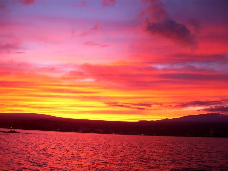 This was the very first time I have see Hilo with a bright and colorful sunset like Kona. I was walking at Liliuokalani park around 5pm and the sun was going down, the sky was getting brighter and brighter with color. It was a perfect moment I had my camera and I stop where the benches were. A great view where you can see Mauna Loa and Mauna Kea and the colors right in between them.