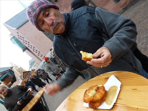 Deep fried potato thingies with apple sauce. Delicious and hot!