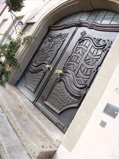 These doors <3
And the worn steps