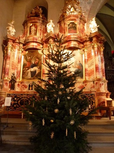 Simply decorated tree in Franciscan church