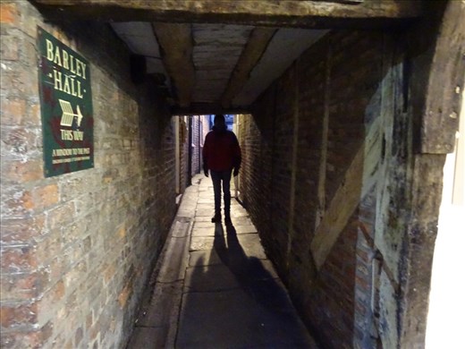 Tiiiiiiinnnny laneway, York
